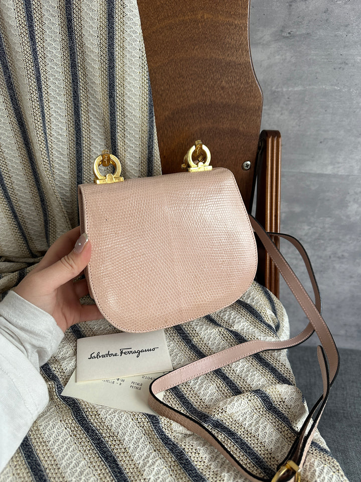 Ferragamo Gancini Shoulder Bag Pink Cowhide Leather 🎀｜Petal Pink × Gancini Hardware × Elegant Shoulder Style✨