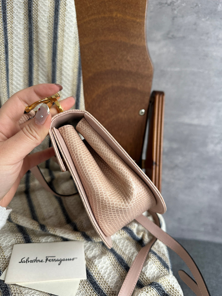 Ferragamo Gancini Shoulder Bag Pink Cowhide Leather 🎀｜Petal Pink × Gancini Hardware × Elegant Shoulder Style✨