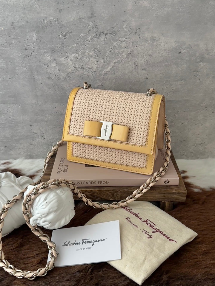 Ferragamo Vara Bow Cut-Out Crossbody ✨｜Cream & Soft Yellow・Silver Hardware