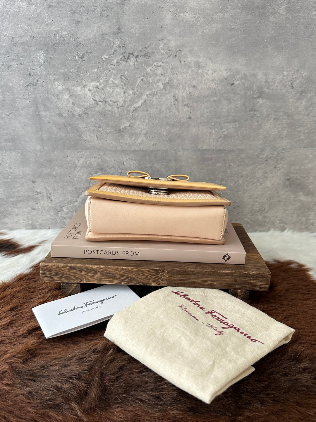 Ferragamo Vara Bow Cut-Out Crossbody ✨｜Cream & Soft Yellow・Silver Hardware