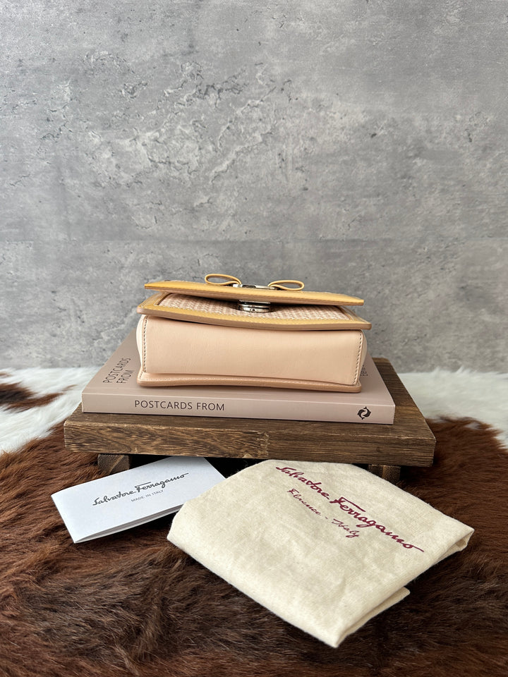 Ferragamo Vara Bow Cut-Out Crossbody ✨｜Cream & Soft Yellow・Silver Hardware