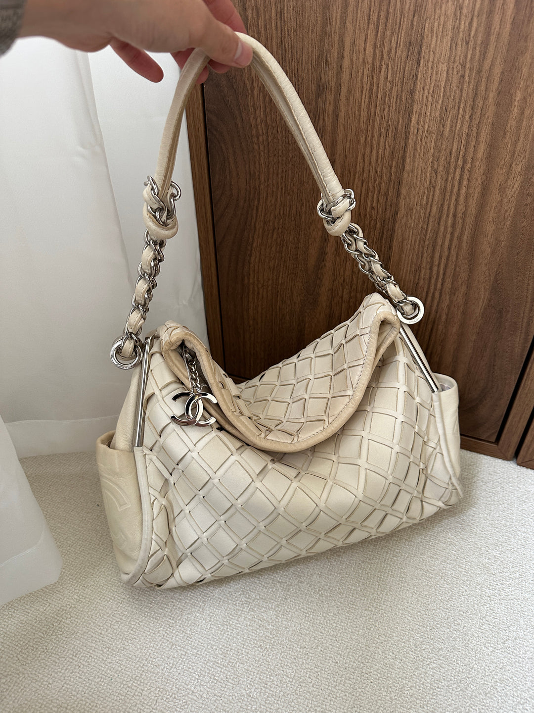 CHANEL Matelassé Coco Mark Chain Hobo 🐚｜Ivory Lambskin × Silver Hardware × Soft Quilted Silhouette