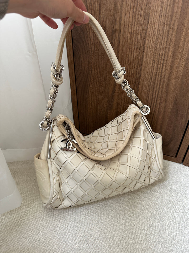 CHANEL Matelassé Coco Mark Chain Hobo 🐚｜Ivory Lambskin × Silver Hardware × Soft Quilted Silhouette