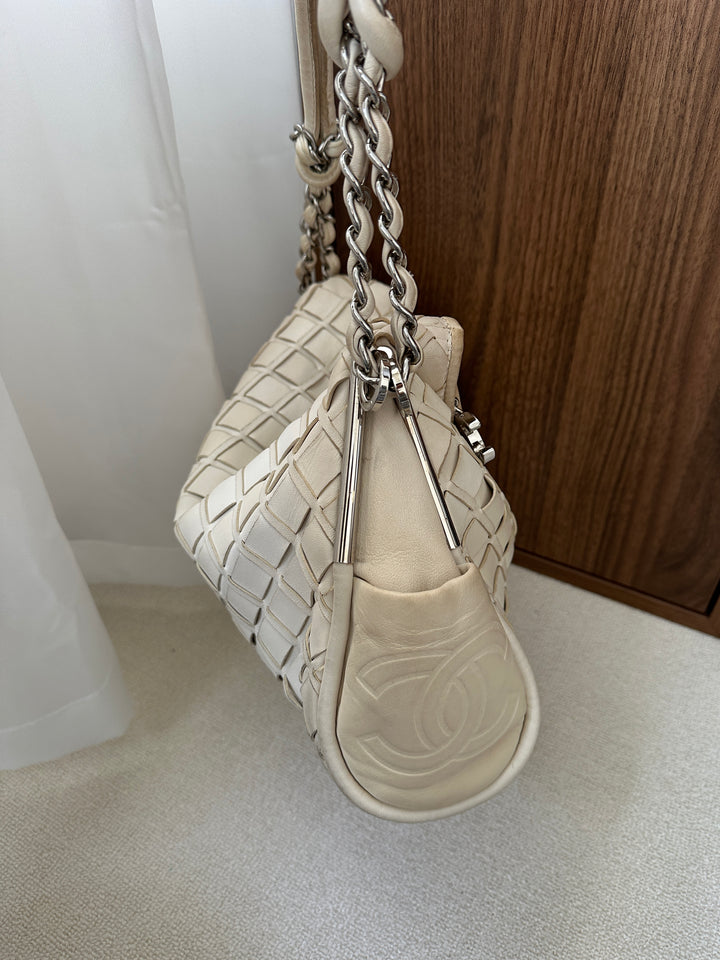 CHANEL Matelassé Coco Mark Chain Hobo 🐚｜Ivory Lambskin × Silver Hardware × Soft Quilted Silhouette