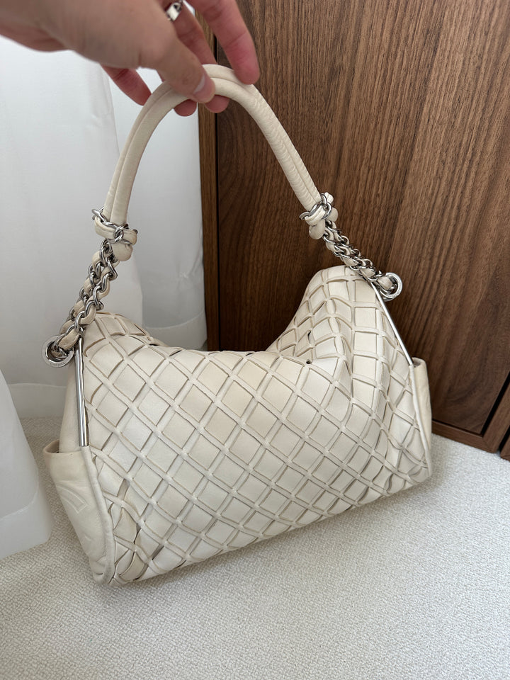 CHANEL Matelassé Coco Mark Chain Hobo 🐚｜Ivory Lambskin × Silver Hardware × Soft Quilted Silhouette