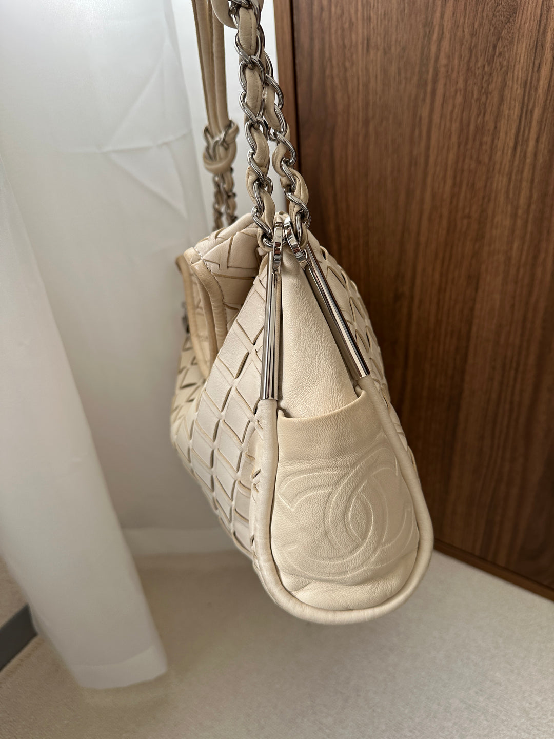 CHANEL Matelassé Coco Mark Chain Hobo 🐚｜Ivory Lambskin × Silver Hardware × Soft Quilted Silhouette