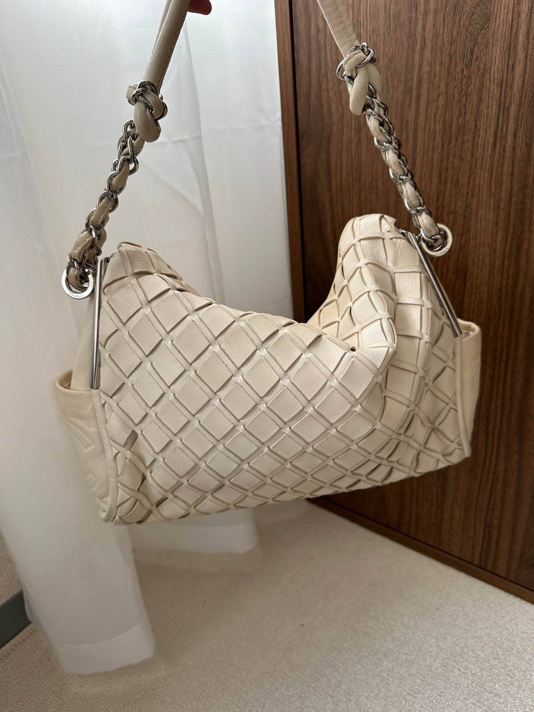 CHANEL Matelassé Coco Mark Chain Hobo 🐚｜Ivory Lambskin × Silver Hardware × Soft Quilted Silhouette