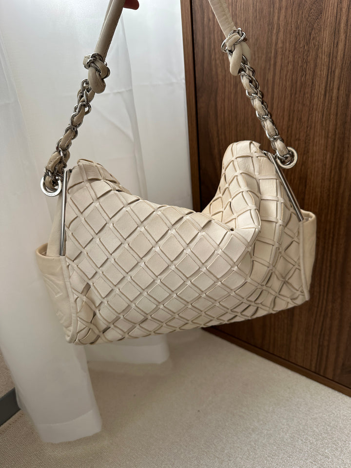 CHANEL Matelassé Coco Mark Chain Hobo 🐚｜Ivory Lambskin × Silver Hardware × Soft Quilted Silhouette