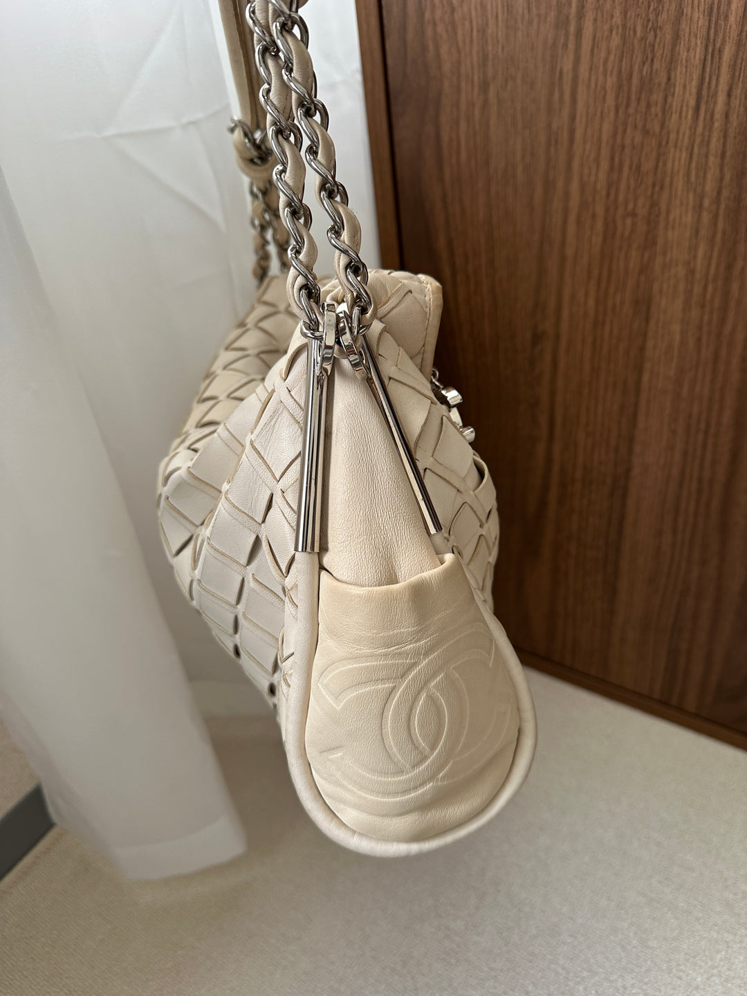 CHANEL Matelassé Coco Mark Chain Hobo 🐚｜Ivory Lambskin × Silver Hardware × Soft Quilted Silhouette