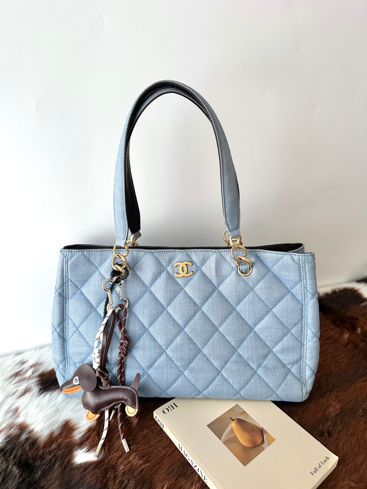 CHANEL Straw-Textured Quilted Tote Bag 💙｜Summer Blue Tone × Shoulder Carry × Practical Work Size