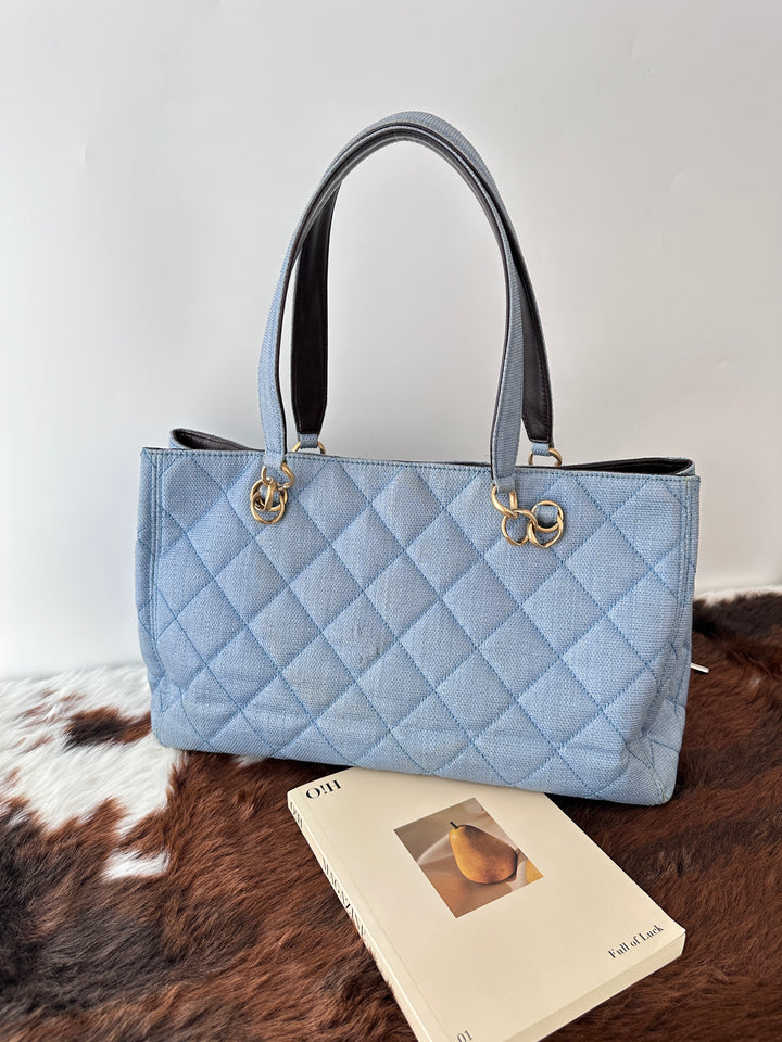 CHANEL Straw-Textured Quilted Tote Bag 💙｜Summer Blue Tone × Shoulder Carry × Practical Work Size