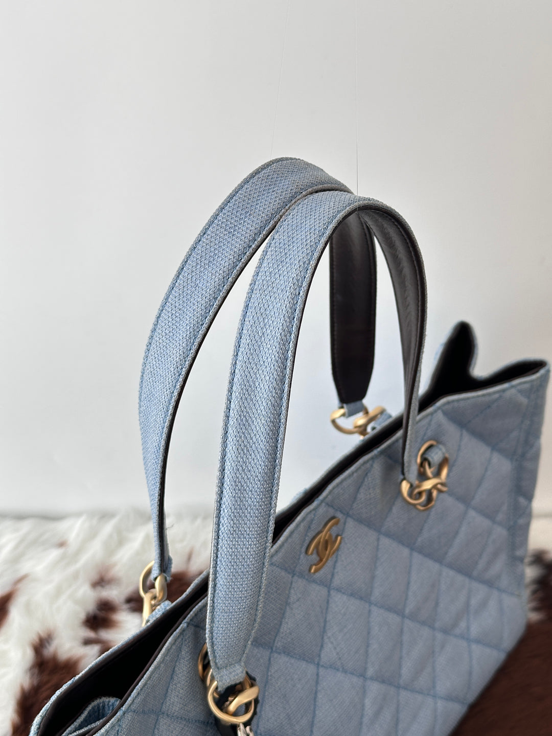 CHANEL Straw-Textured Quilted Tote Bag 💙｜Summer Blue Tone × Shoulder Carry × Practical Work Size