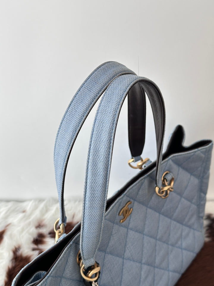 CHANEL Straw-Textured Quilted Tote Bag 💙｜Summer Blue Tone × Shoulder Carry × Practical Work Size