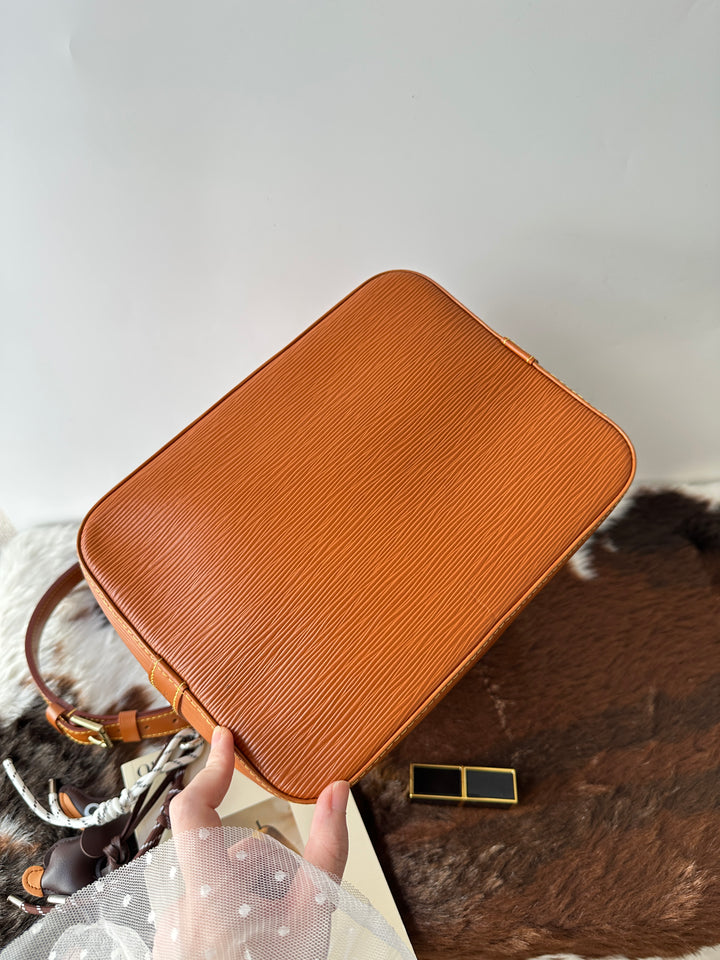 Louis Vuitton Epi Leather Bucket Bag 🤎｜Caramel Tone × Small Size × Near-Mint Condition