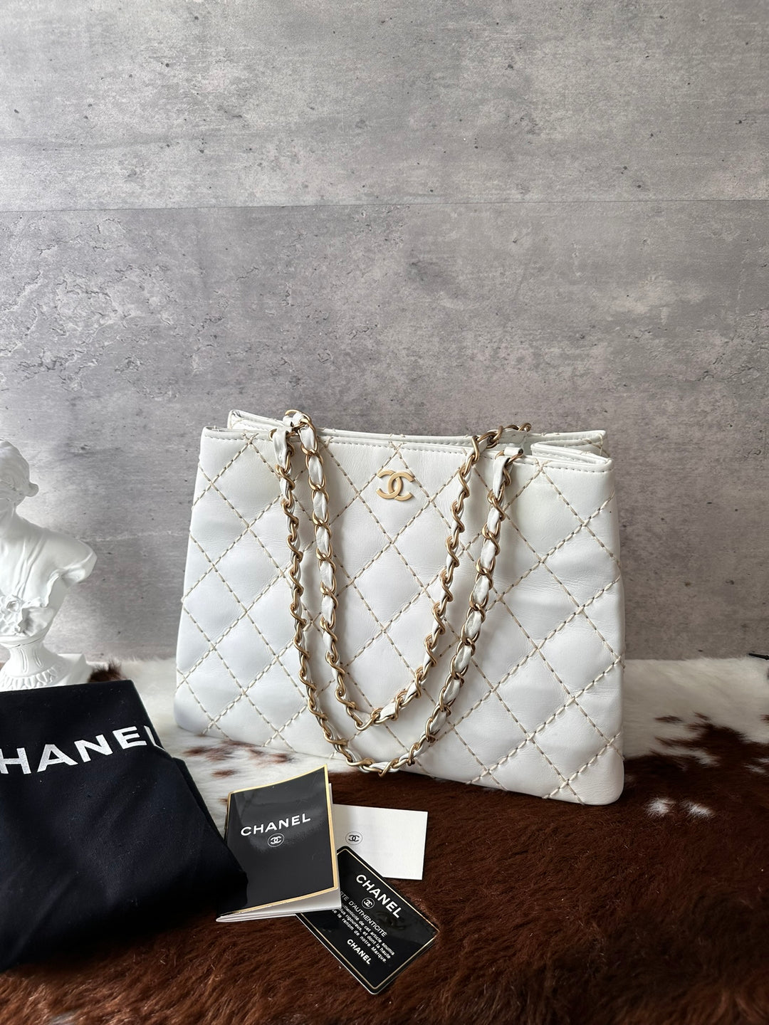 CHANEL White Calfskin Contrast-Stitch Chain Tote Bag 🤍｜Full Set × Near-Mint Condition × Elegant Everyday Style