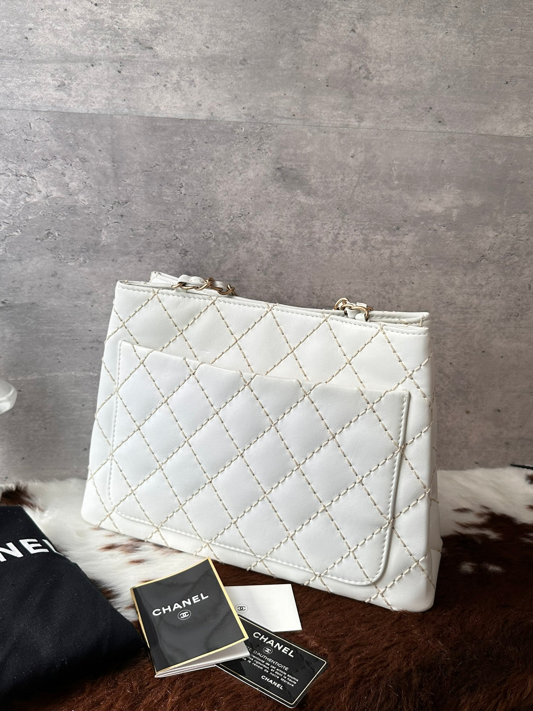 CHANEL White Calfskin Contrast-Stitch Chain Tote Bag 🤍｜Full Set × Near-Mint Condition × Elegant Everyday Style