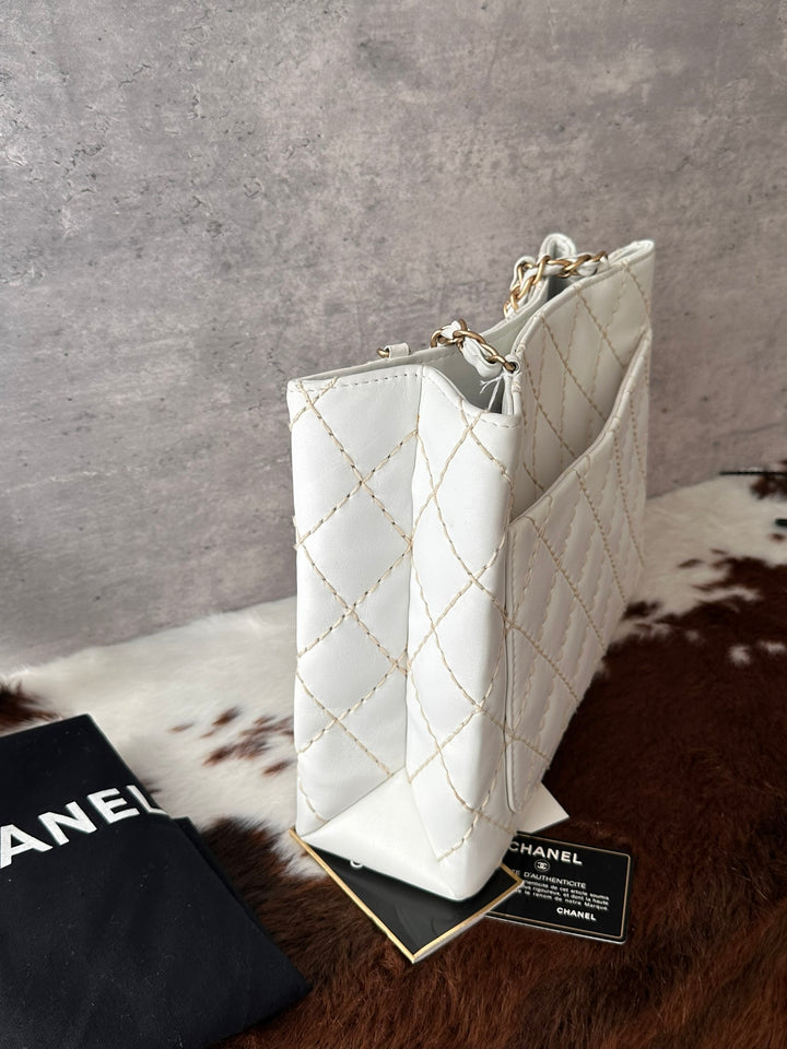 CHANEL White Calfskin Contrast-Stitch Chain Tote Bag 🤍｜Full Set × Near-Mint Condition × Elegant Everyday Style