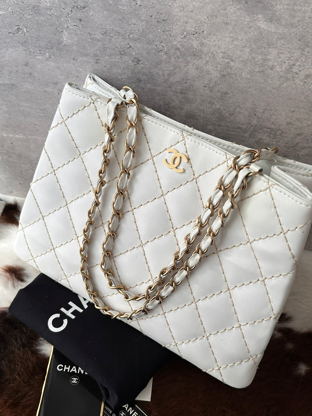 CHANEL White Calfskin Contrast-Stitch Chain Tote Bag 🤍｜Full Set × Near-Mint Condition × Elegant Everyday Style