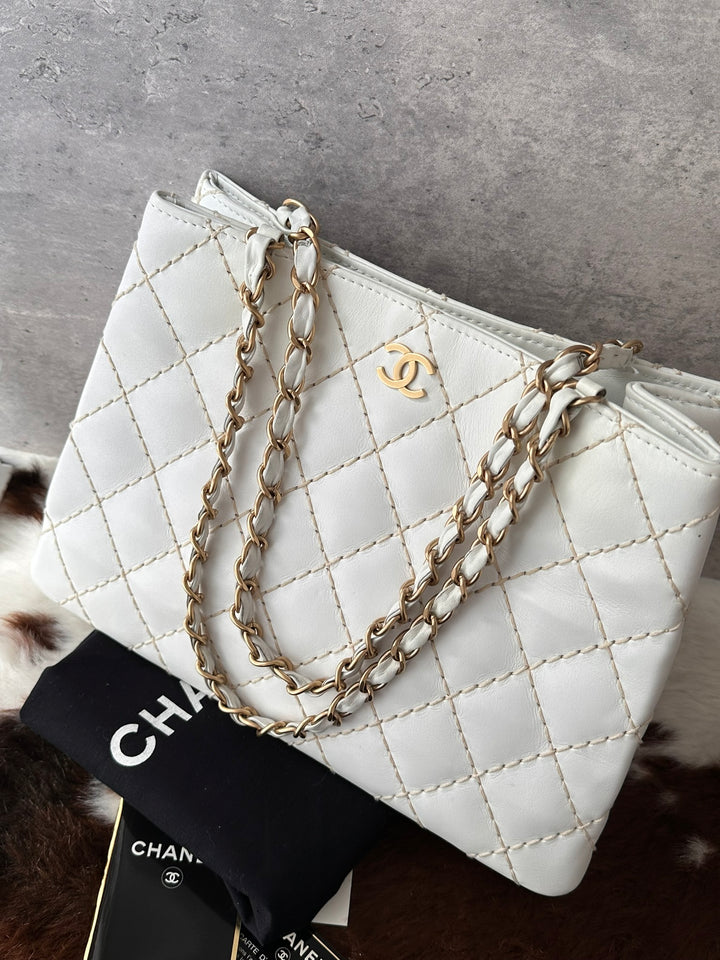 CHANEL White Calfskin Contrast-Stitch Chain Tote Bag 🤍｜Full Set × Near-Mint Condition × Elegant Everyday Style