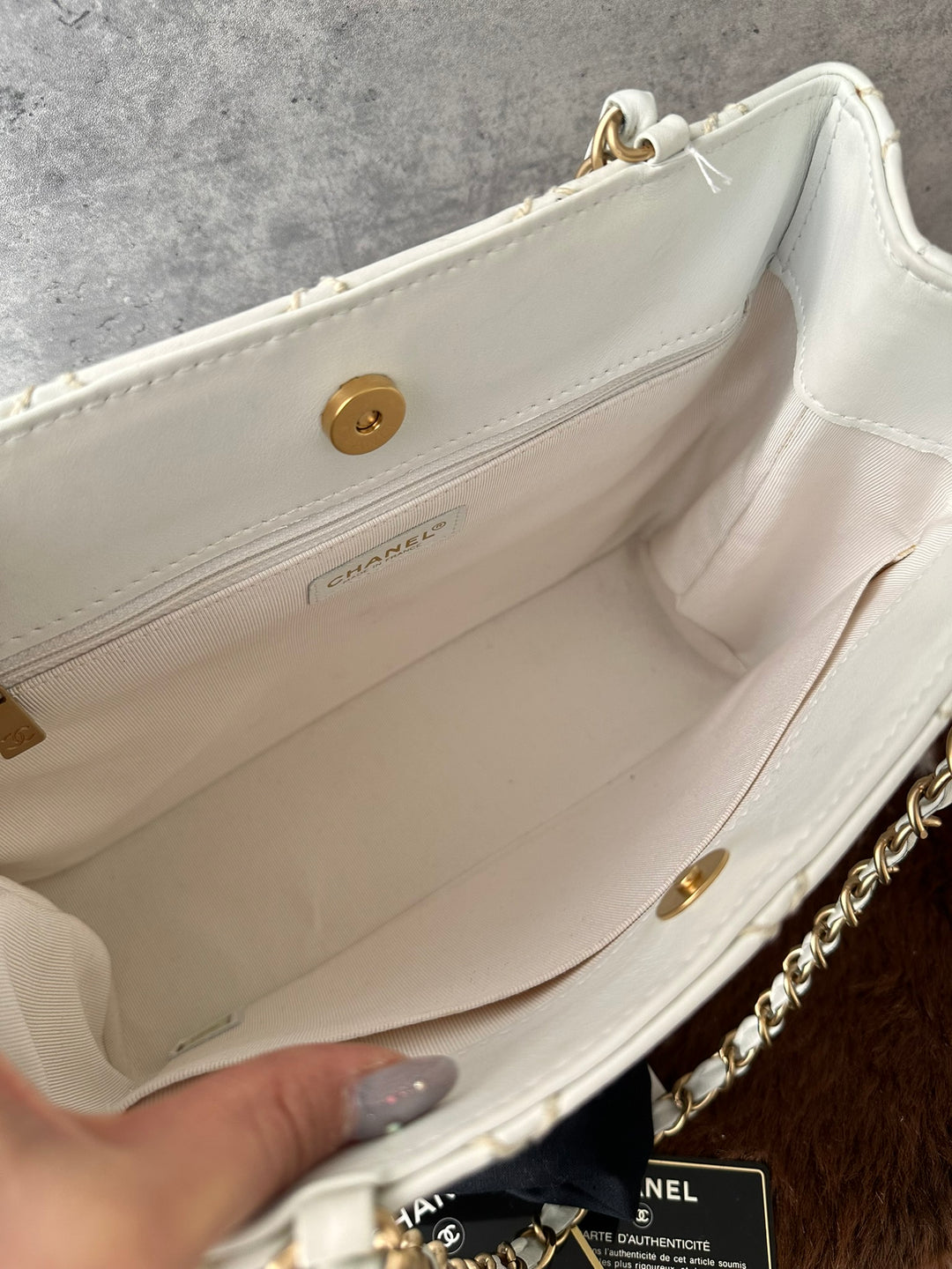 CHANEL White Calfskin Contrast-Stitch Chain Tote Bag 🤍｜Full Set × Near-Mint Condition × Elegant Everyday Style