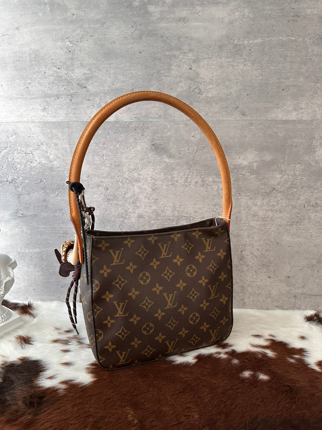 Louis Vuitton Small Looping Shoulder Bag 🤎｜Monogram Canvas × Zip Closure × Great Value