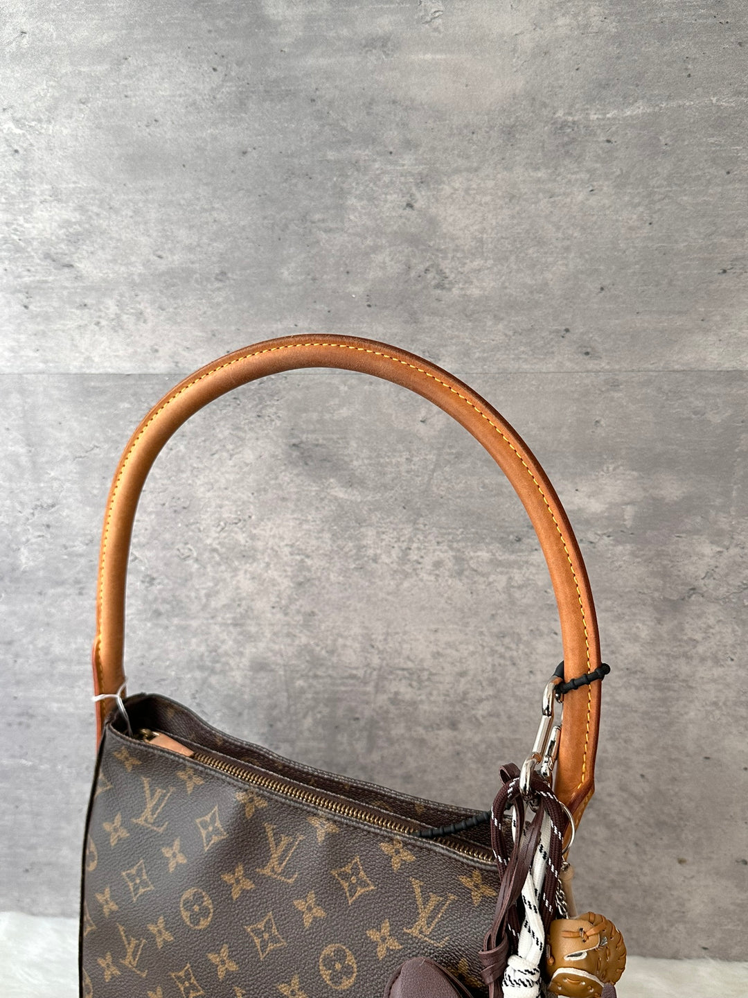 Louis Vuitton Small Looping Shoulder Bag 🤎｜Monogram Canvas × Zip Closure × Great Value