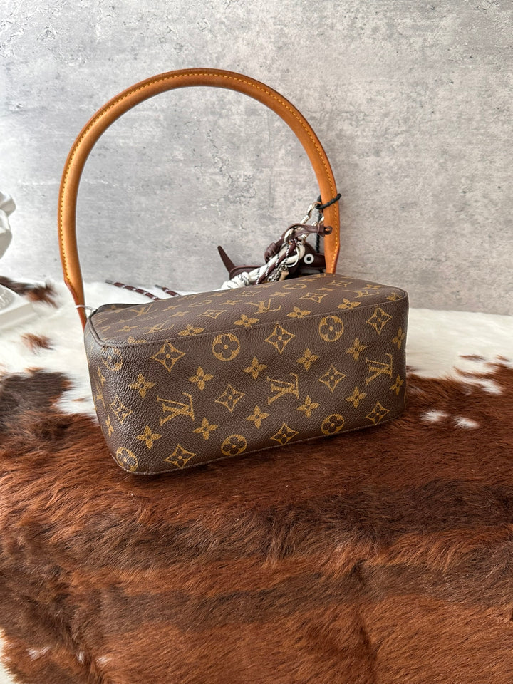 Louis Vuitton Small Looping Shoulder Bag 🤎｜Monogram Canvas × Zip Closure × Great Value