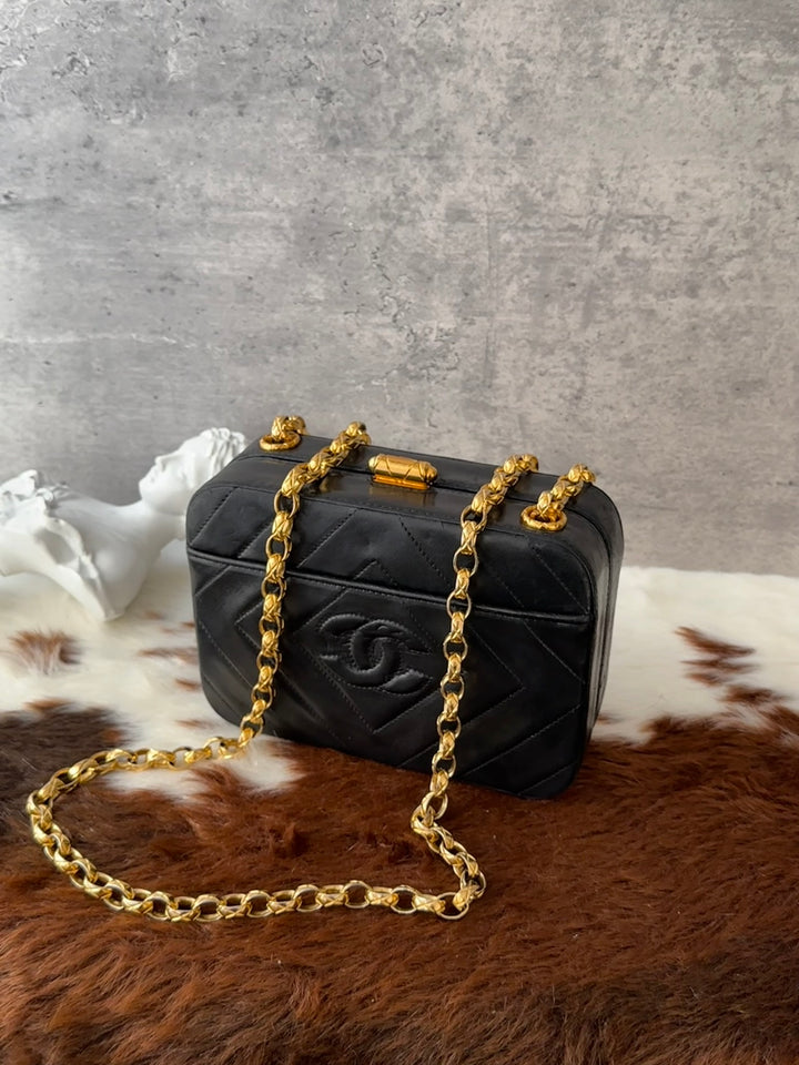 CHANEL Vintage Openwork Chain Box Bag 🖤｜Rare Discontinued Piece × Evening Bag Silhouette × Collector’s Item