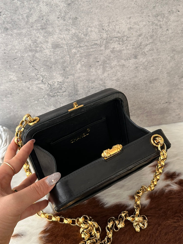 CHANEL Vintage Openwork Chain Box Bag 🖤｜Rare Discontinued Piece × Evening Bag Silhouette × Collector’s Item