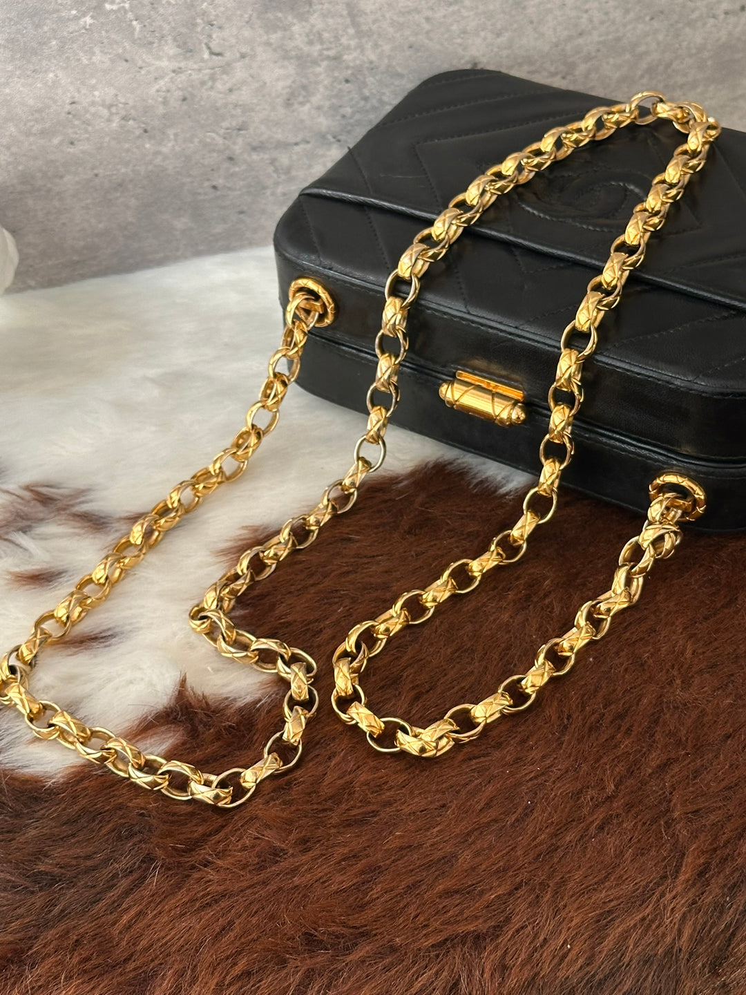 CHANEL Vintage Openwork Chain Box Bag 🖤｜Rare Discontinued Piece × Evening Bag Silhouette × Collector’s Item