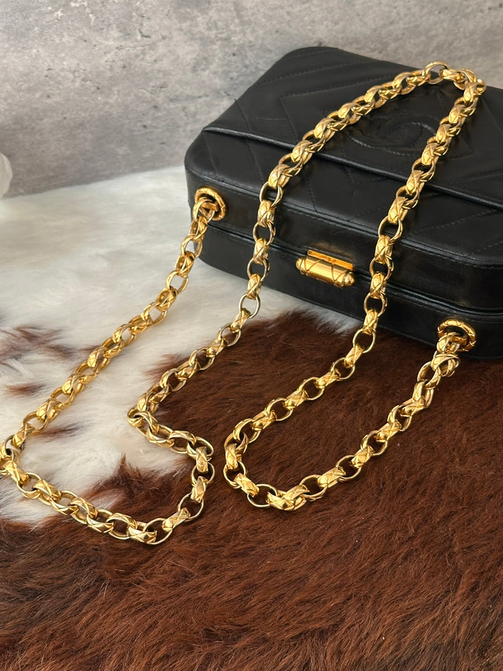 CHANEL Vintage Openwork Chain Box Bag 🖤｜Rare Discontinued Piece × Evening Bag Silhouette × Collector’s Item