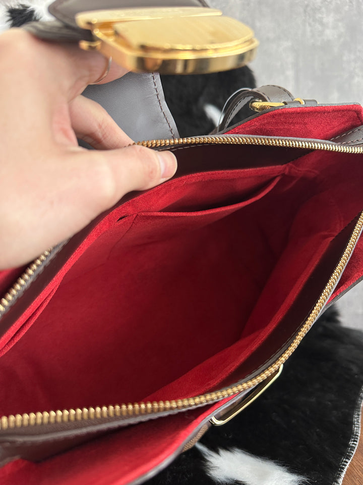 Louis Vuitton Damier Ebene Pleated Shoulder Handbag 🤎｜Classic Checkered Canvas × Gold-Tone Buckle × Red Suede Interior✨