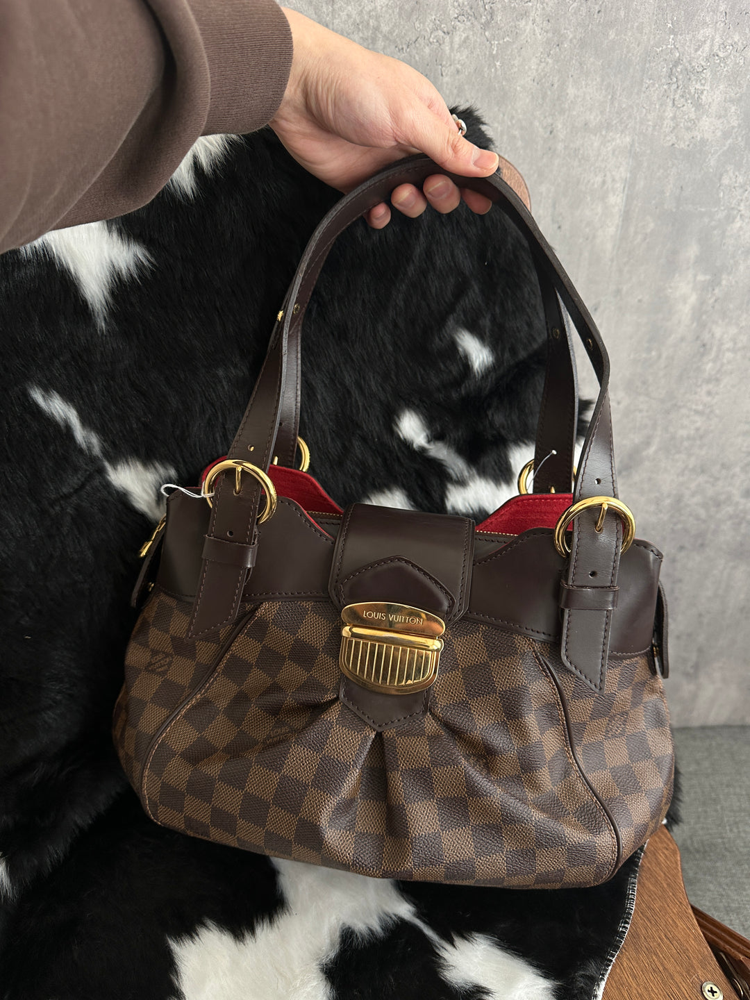Louis Vuitton Damier Ebene Pleated Shoulder Handbag 🤎｜Classic Checkered Canvas × Gold-Tone Buckle × Red Suede Interior✨
