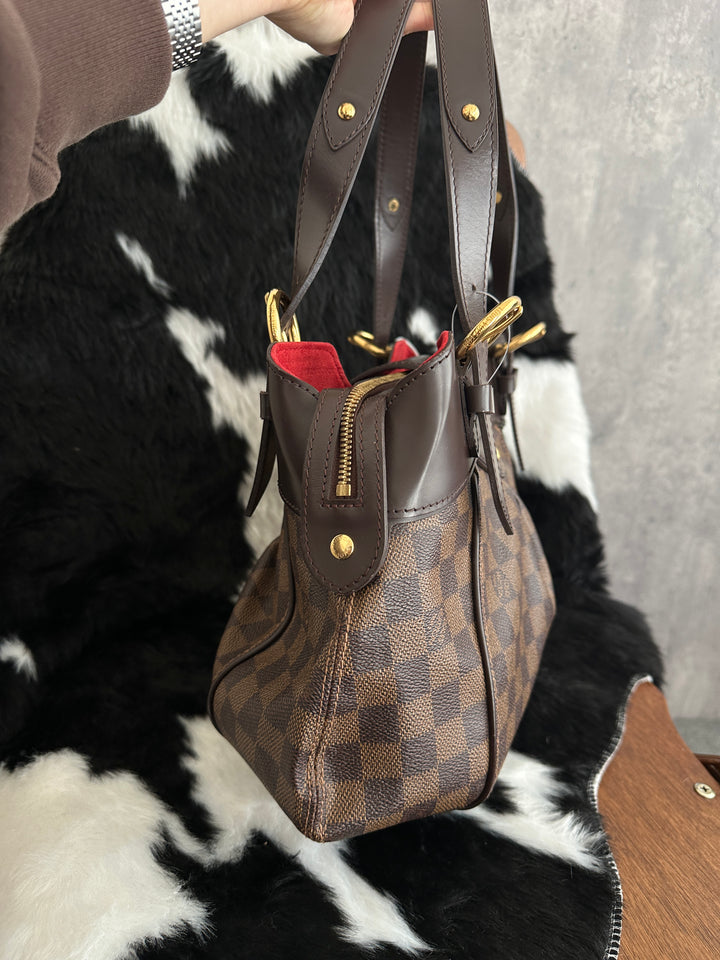 Louis Vuitton Damier Ebene Pleated Shoulder Handbag 🤎｜Classic Checkered Canvas × Gold-Tone Buckle × Red Suede Interior✨