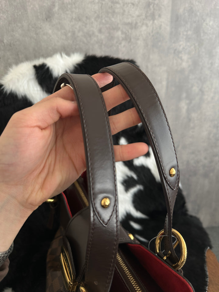 Louis Vuitton Damier Ebene Pleated Shoulder Handbag 🤎｜Classic Checkered Canvas × Gold-Tone Buckle × Red Suede Interior✨