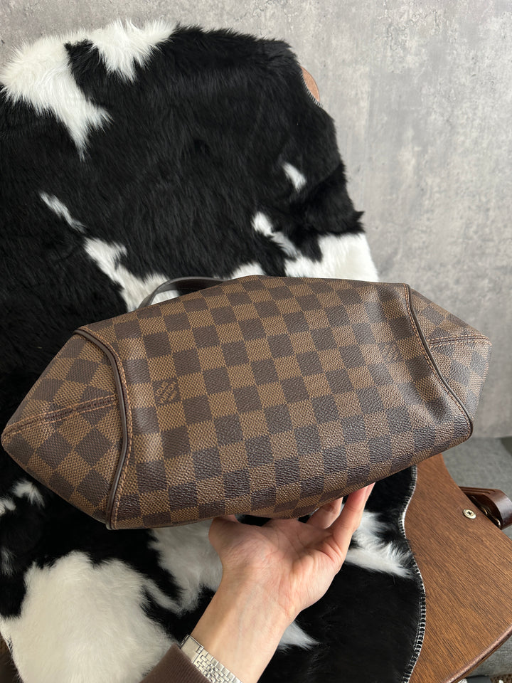 Louis Vuitton Damier Ebene Pleated Shoulder Handbag 🤎｜Classic Checkered Canvas × Gold-Tone Buckle × Red Suede Interior✨