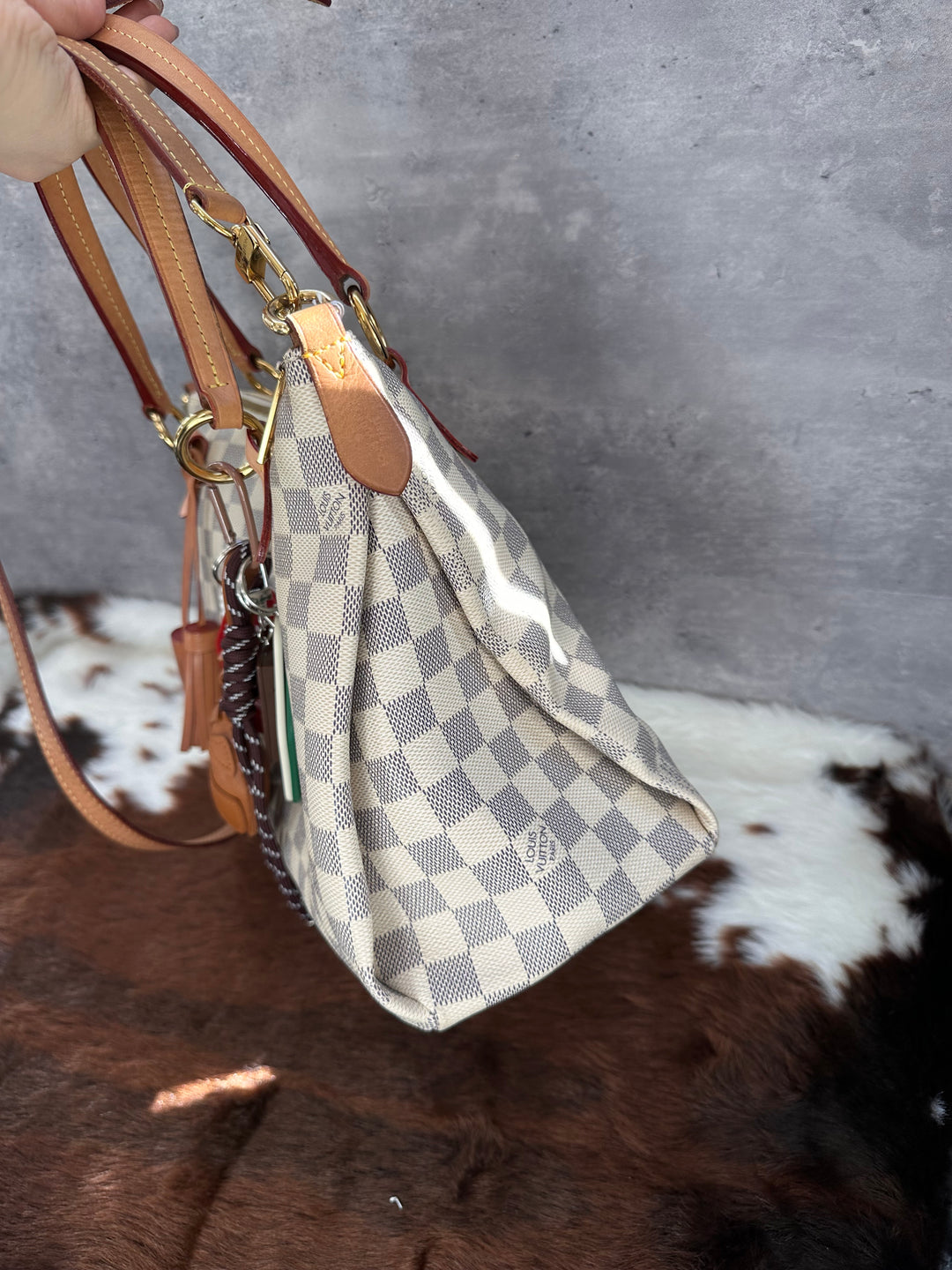 LOUIS VUITTON Damier Azur Tassel Tote Bag｜Classic Checkered Canvas × Original Shoulder Strap × Zipped Everyday Design 🤍✨