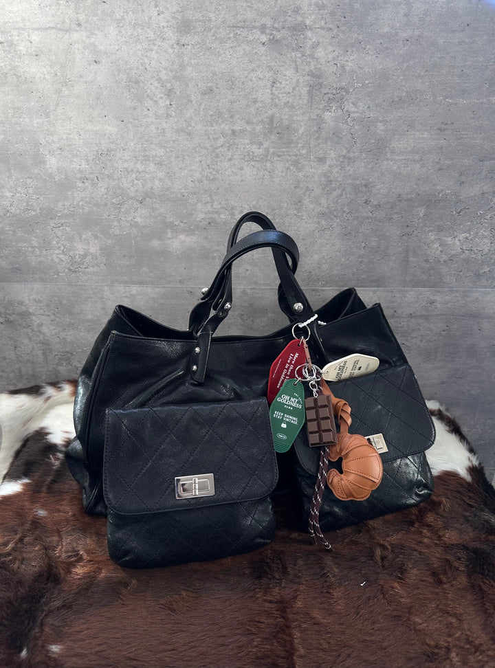 CHANEL Caviar Leather 2.55 “Airport” Tote｜Black & Silver Classic × Ultra-Lightweight Carry × Adjustable Shoulder Straps 🖤✨