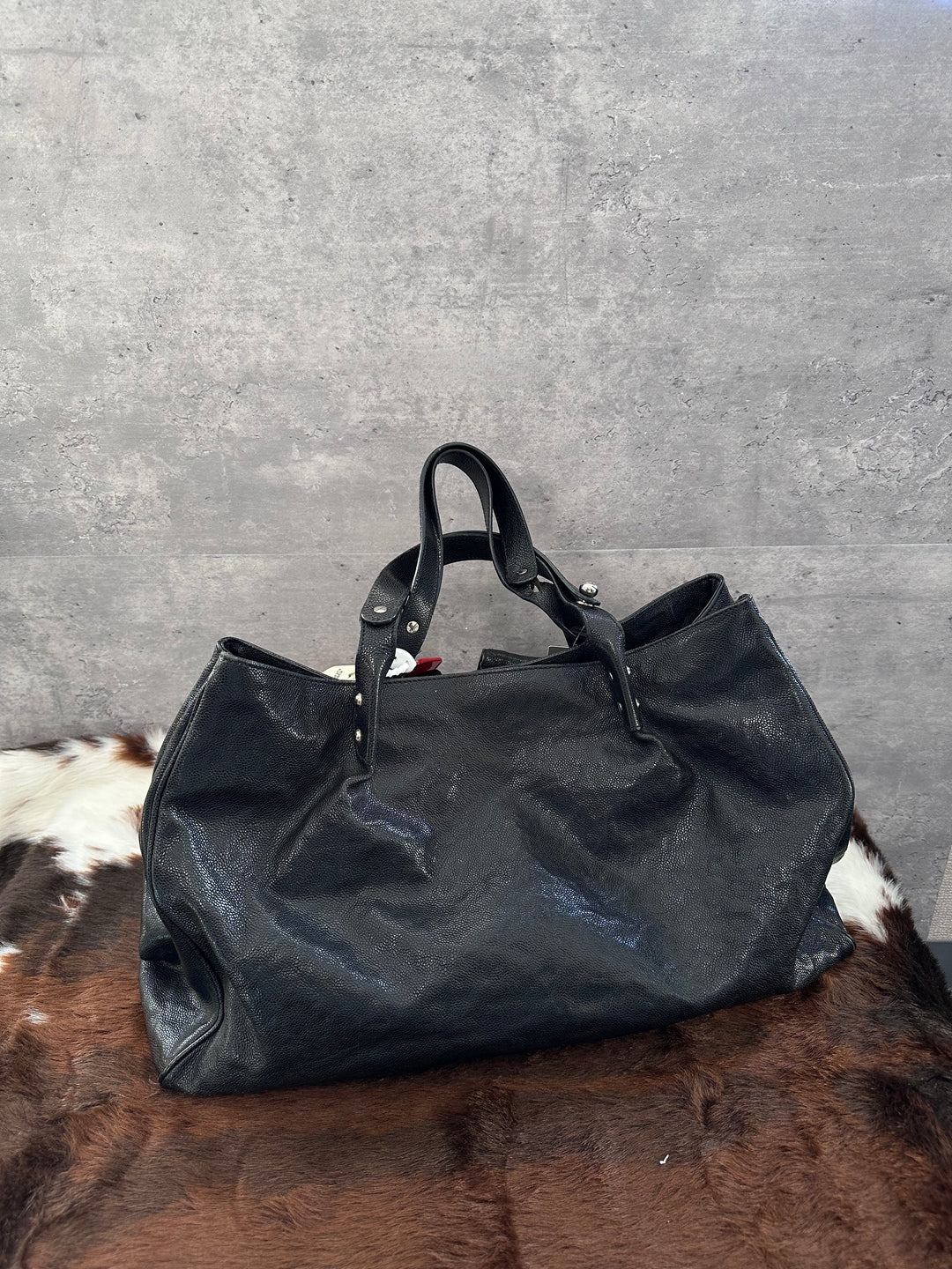CHANEL Caviar Leather 2.55 “Airport” Tote｜Black & Silver Classic × Ultra-Lightweight Carry × Adjustable Shoulder Straps 🖤✨