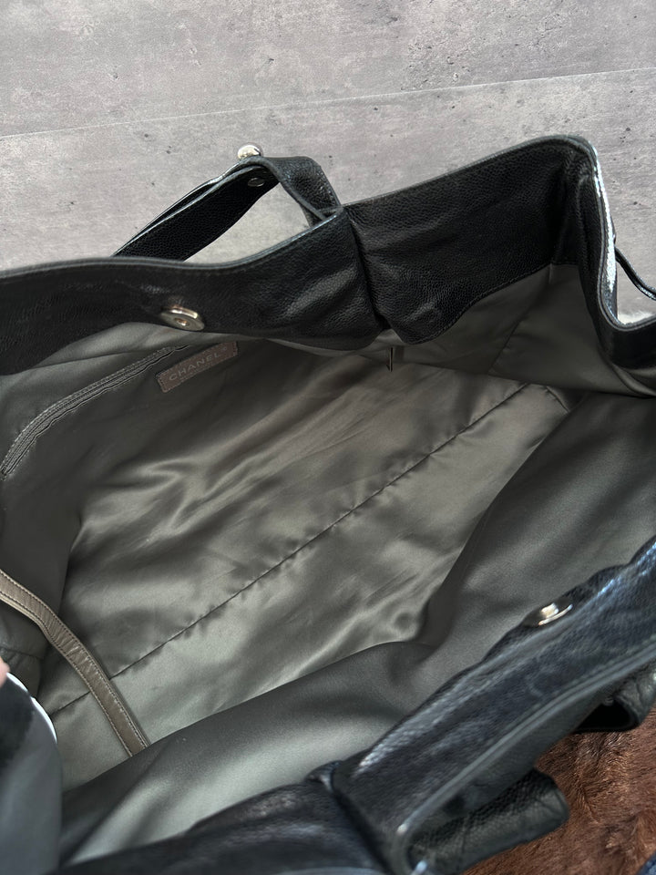 CHANEL Caviar Leather 2.55 “Airport” Tote｜Black & Silver Classic × Ultra-Lightweight Carry × Adjustable Shoulder Straps 🖤✨