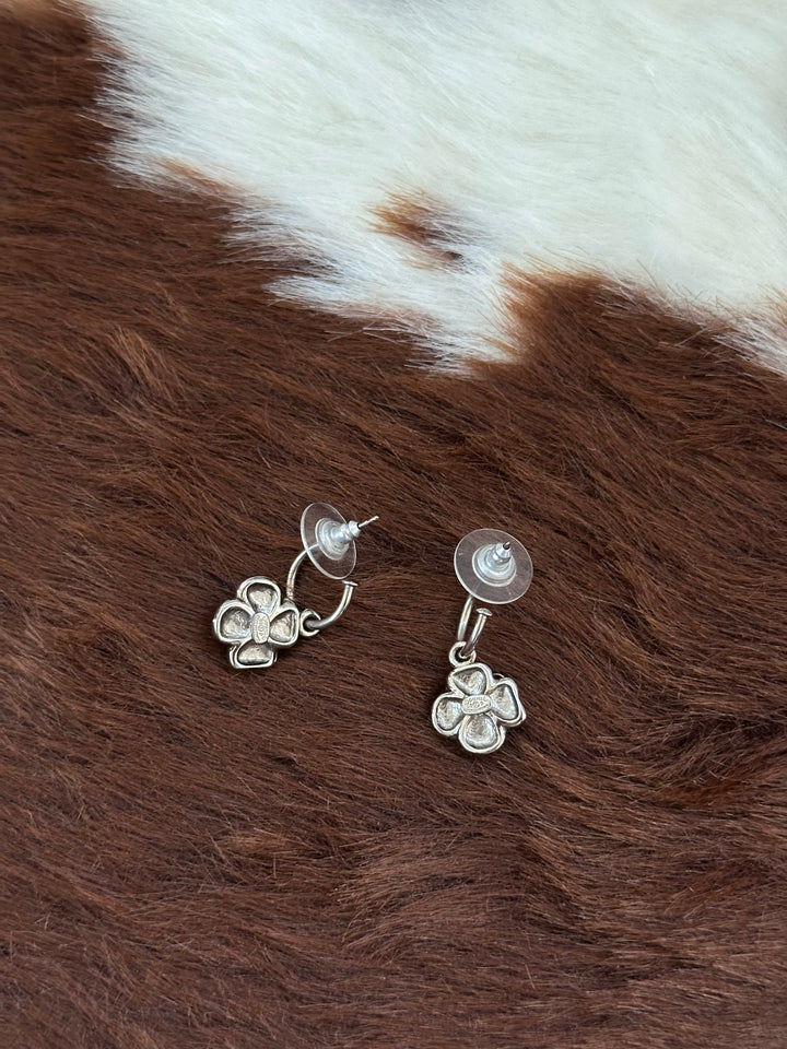 CHANEL Vintage Camellia Earrings 🖤✨｜Mini Floral Charm × Retro Silver Tone × Daily Parisian Elegance
