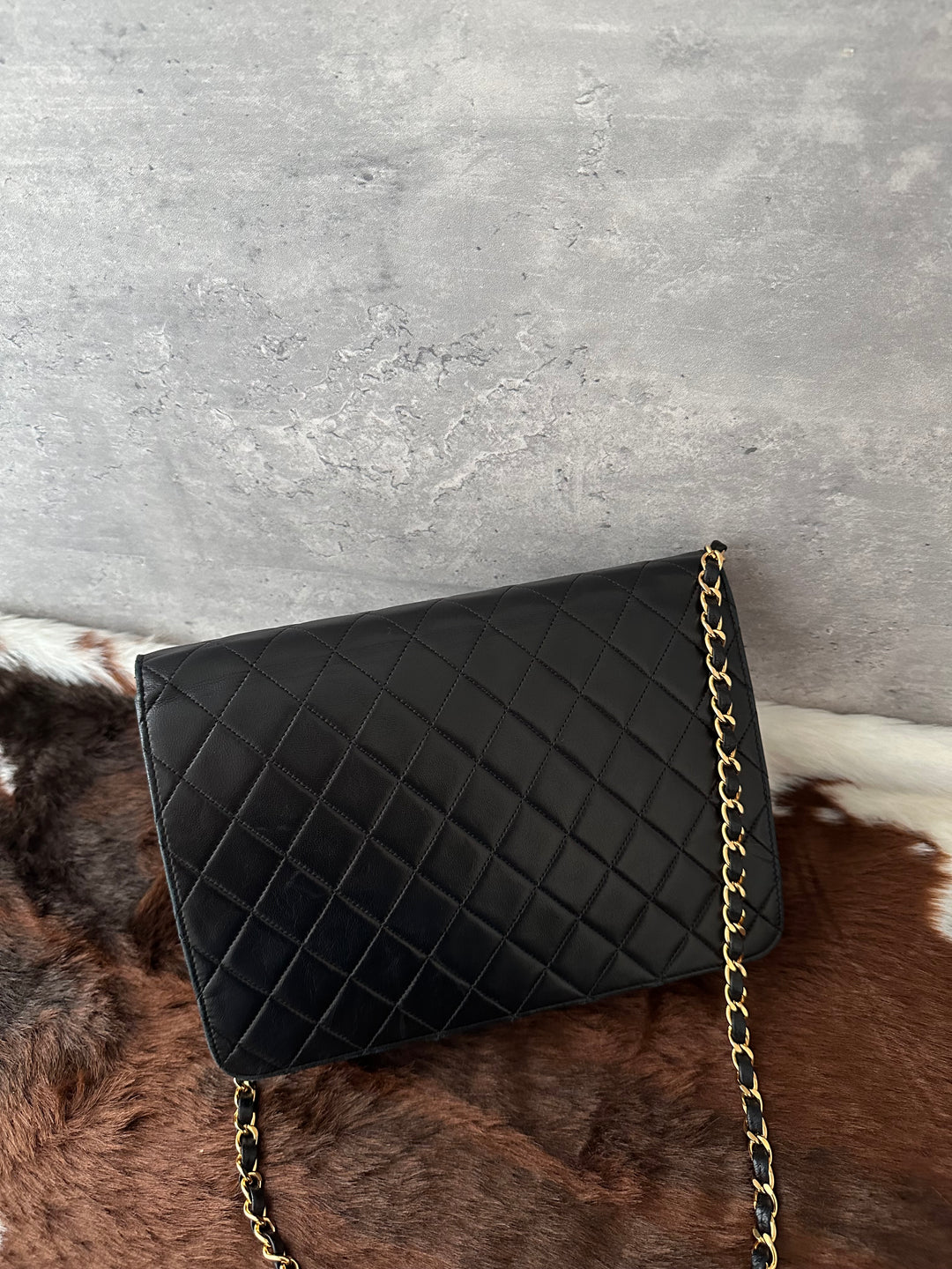 CHANEL 🖤 Classic CC Chain Shoulder Bag｜Timeless Quilted Design × Elegant Gold-Tone Hardware × Effortlessly Versatile