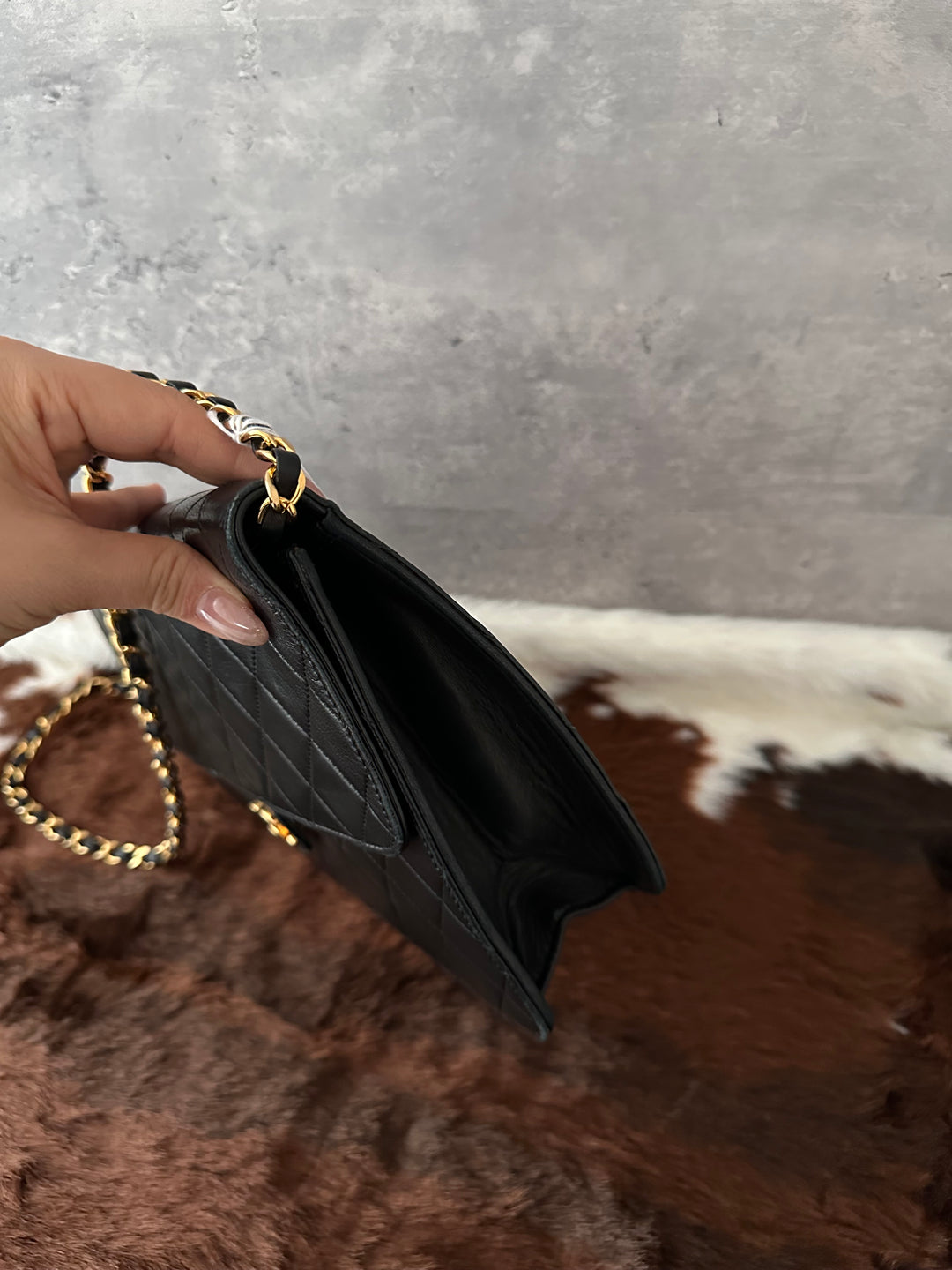 CHANEL 🖤 Classic CC Chain Shoulder Bag｜Timeless Quilted Design × Elegant Gold-Tone Hardware × Effortlessly Versatile