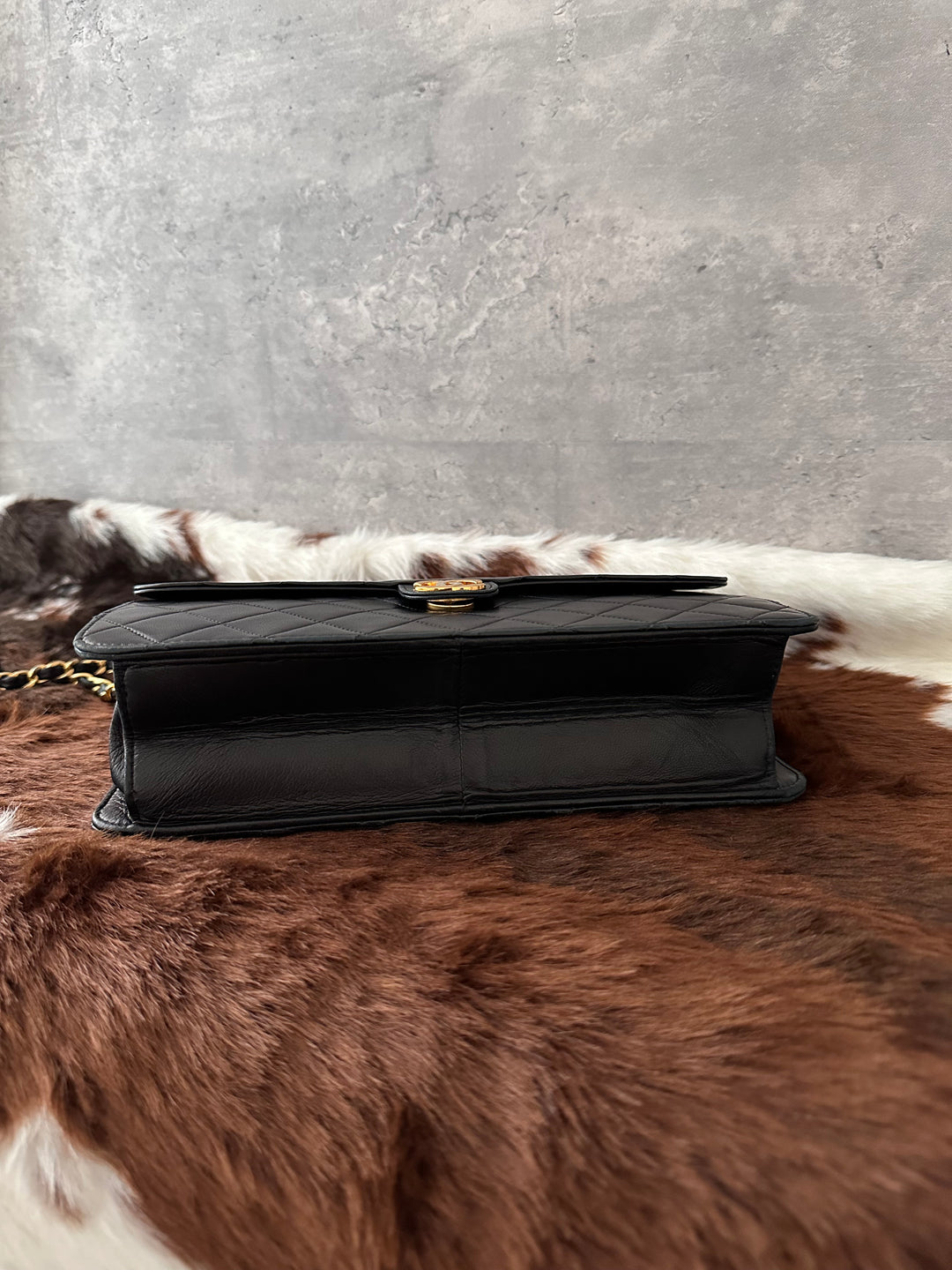 CHANEL 🖤 Classic CC Chain Shoulder Bag｜Timeless Quilted Design × Elegant Gold-Tone Hardware × Effortlessly Versatile