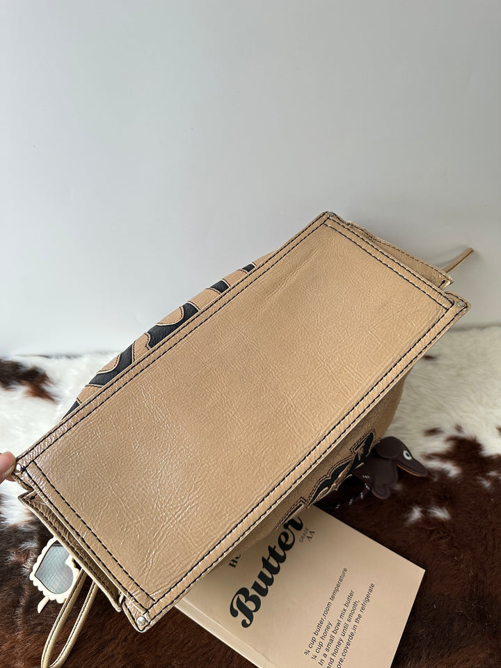 Loewe Double Faced Shoulder Bag 🤎｜Waxed Leather Texture × Reversible Styling × Laptop Friendly
