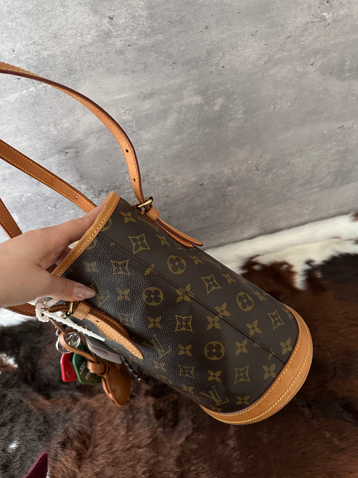 LOUIS VUITTON 🤎 Monogram Bucket Shoulder Bag｜Iconic LV Canvas × Everyday Versatility × Bonus Removable Pouch