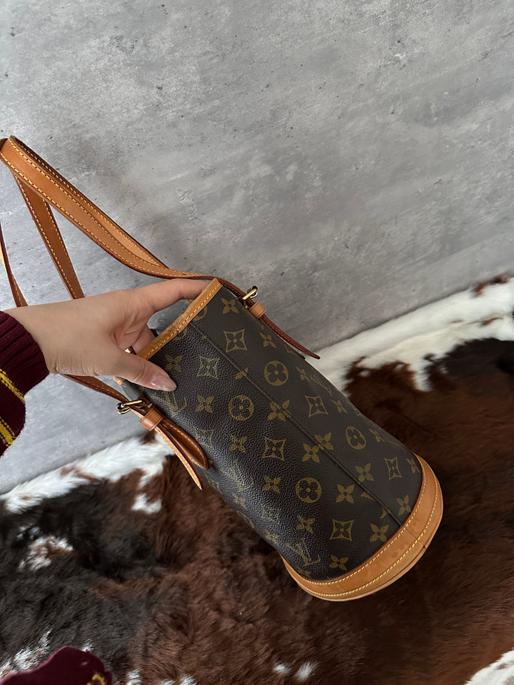 LOUIS VUITTON 🤎 Monogram Bucket Shoulder Bag｜Iconic LV Canvas × Everyday Versatility × Bonus Removable Pouch