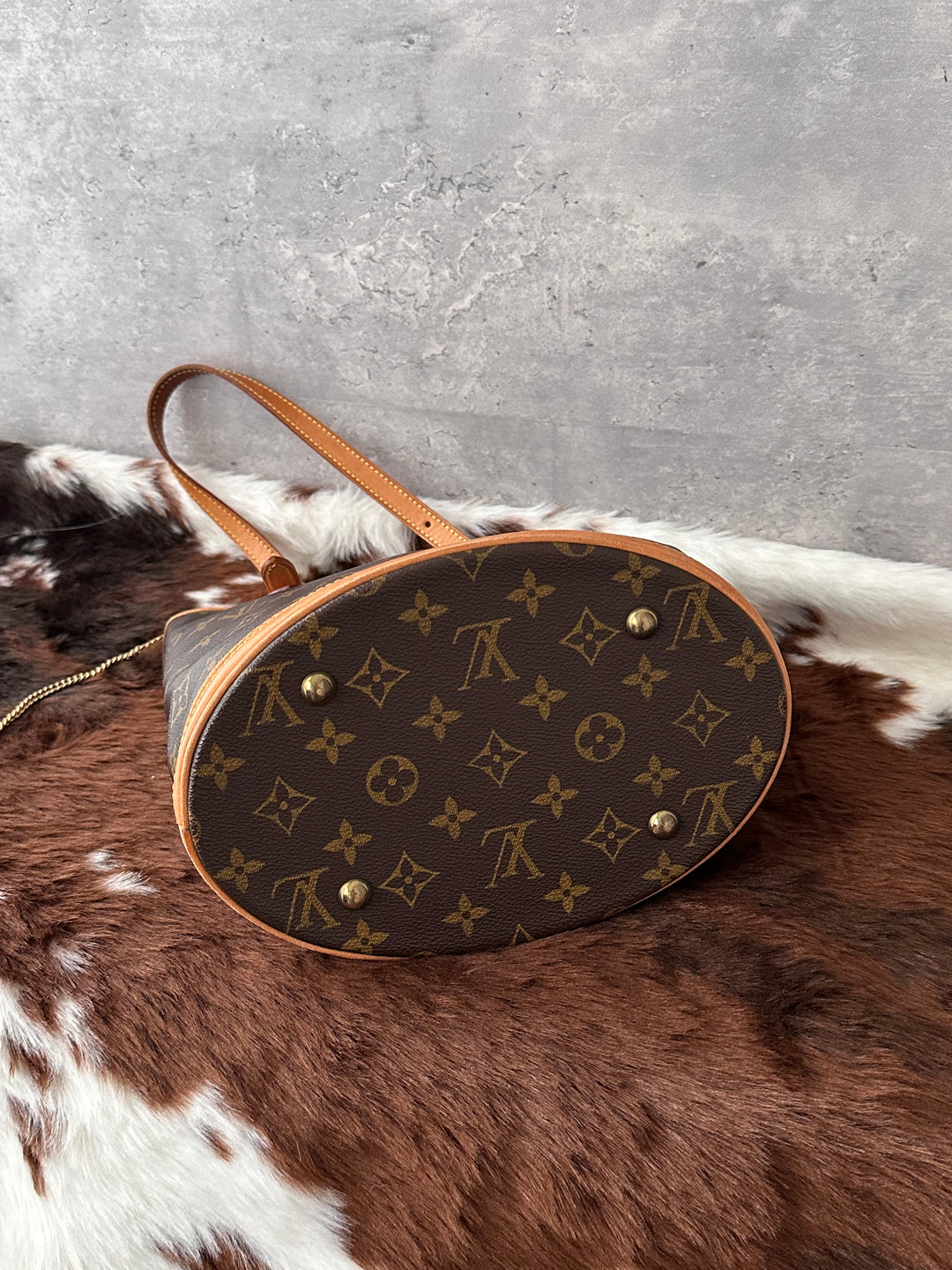 LOUIS VUITTON 🤎 Monogram Bucket Shoulder Bag｜Iconic LV Canvas × Everyday Versatility × Bonus Removable Pouch