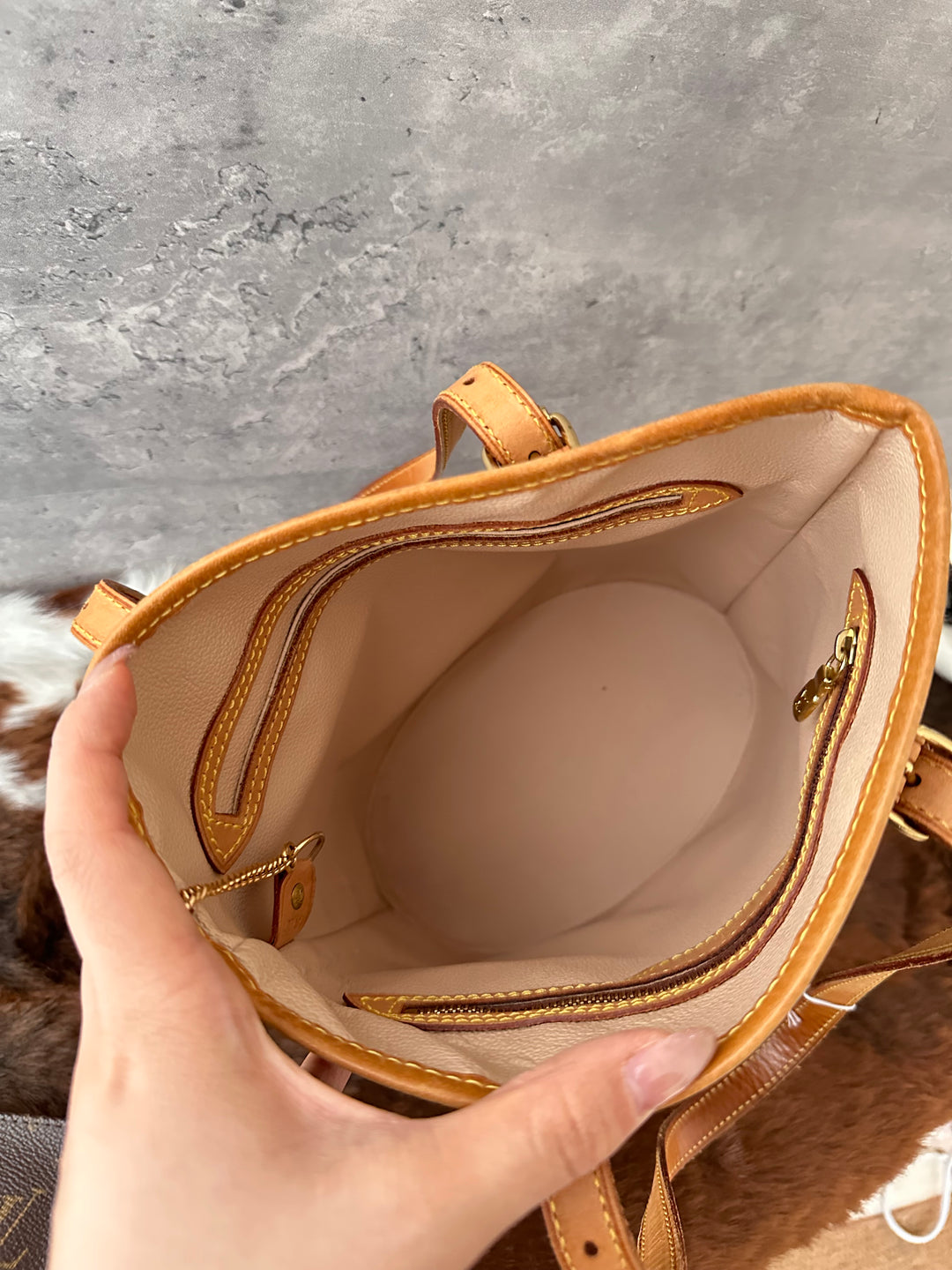 LOUIS VUITTON 🤎 Monogram Bucket Shoulder Bag｜Iconic LV Canvas × Everyday Versatility × Bonus Removable Pouch