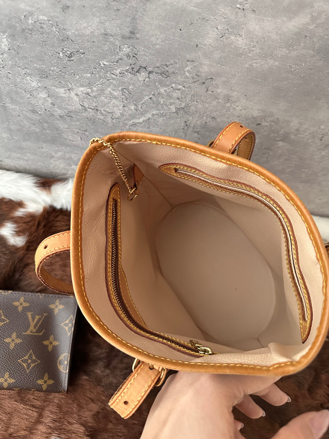 LOUIS VUITTON 🤎 Monogram Bucket Shoulder Bag｜Iconic LV Canvas × Everyday Versatility × Bonus Removable Pouch